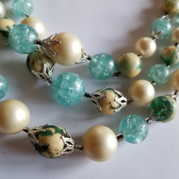 Relisted -Vintage three strand necklace Blue and off white plastic beads - Picture 14 of 16